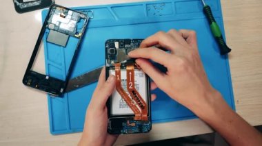 Sökülen bir akıllı telefonun üst görüntüsü