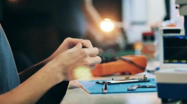 Bir askerin elindeki mikrodevreler.