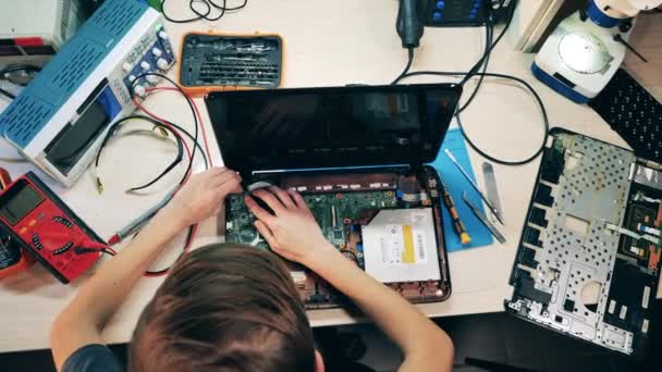 Top view of a laptop getting repaired by an engineer — Stock Video