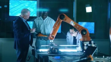 Mühendisler robotun yeni özelliklerini tartışıyorlar