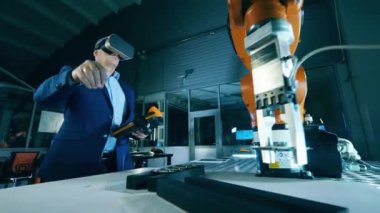 Endüstriyel robot kopyalama hareketlerinin düşük açılı görüntüsü. VR, fütürist, sanal gerçeklik kavramı.