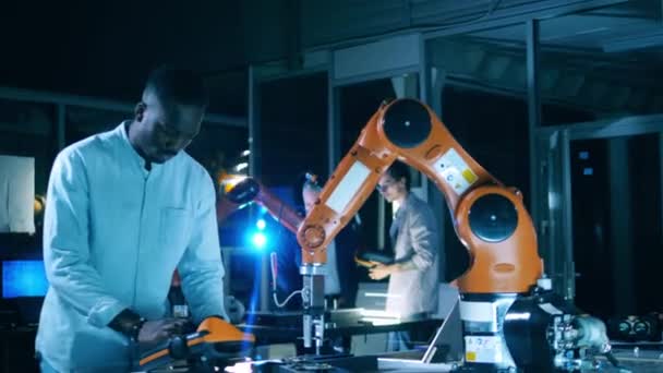 Donkere huid ingenieur onderwijs robot om complexe taken te vervullen. Innovatie, technologieconcept. — Stockvideo