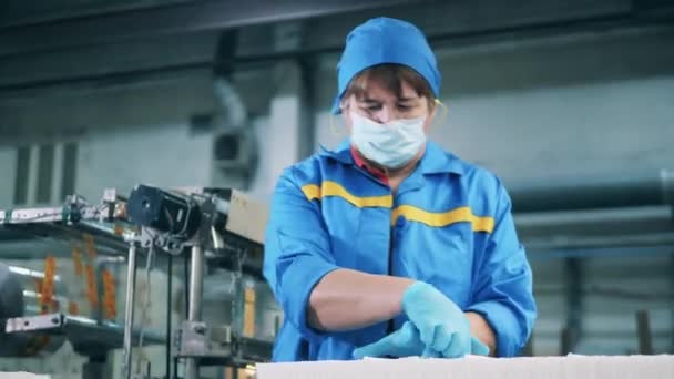 Vrouwelijke werknemer werkt met papieren weefsels — Stockvideo