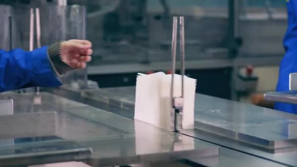 Los tejidos de papel se colocan en un transportador de fábrica — Vídeo de stock