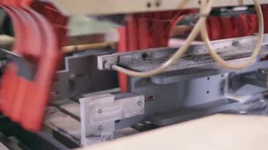 Fabrika mekanizması tuvalet kağıdını polietilen içine dolduruyor.