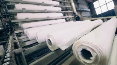 Metal taşıyıcı uzun kağıt ruloları taşıyor.