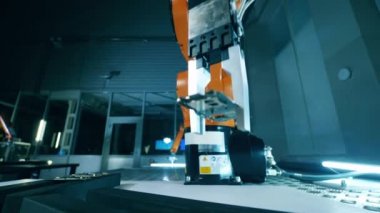 Mikroçipli Kuka robotlarının düşük açılı görüntüsü