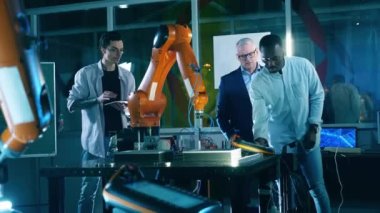 Mühendisler robotu elektromıknatıs kullanarak çelik silindiri kaldırır.