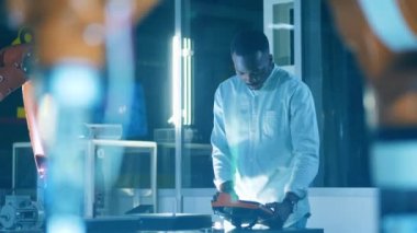 VR, fütüristik, sanal gerçeklik kavramı. Kontrol paneli kullanarak robot performansını düzelten Afrika inişi mühendisi