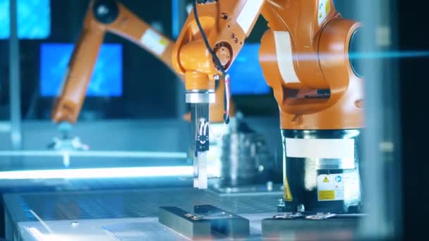 Robot industrial pick and place operación en laboratorio — Vídeo de stock