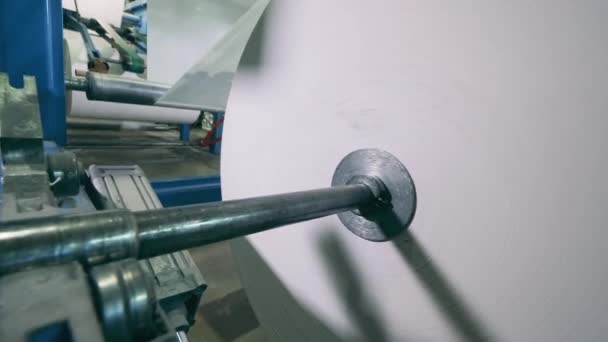 带有大卷纸纺丝的工业机械装置 — 图库视频影像