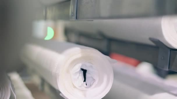 Sluiten van rollen papier die binnen een mechanisme worden vervoerd — Stockvideo