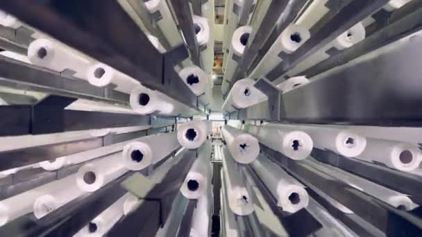 紙巻きを運搬する金属機械の内部 — ストック動画