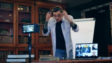Öğretmen kulaklığını takıp çevrimiçi bir ders veriyor.
