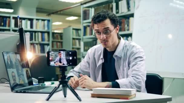 Profesor hablando con sus estudiantes usando un portátil — Vídeo de stock