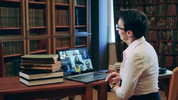 Tutora hablando con los estudiantes a través de conferencia telefónica — Vídeo de stock