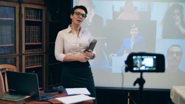 Női professzor tart előadást távolról, laptoppal — Stock videók