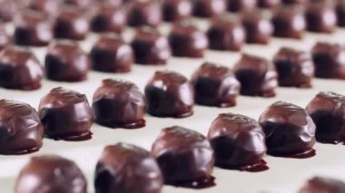 Fabrika taşıyıcısının yüzeyinde jöleli şekerler var.