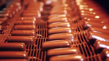 Tatlılar üretim sırasında çikolatayla kaplanıyor.