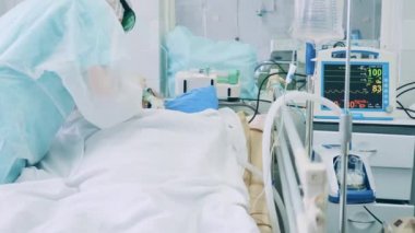 Doktor kırmızı bölgede bir hastayla ilgileniyor. Coronavirus, covid-19 pandemik konsept.