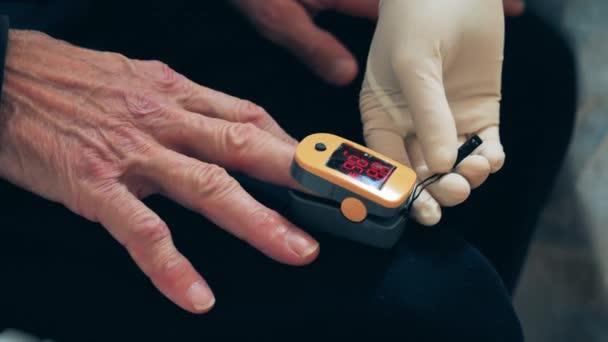 Pulsoximeter op een vinger van een patiënt meet verzadiging — Stockvideo