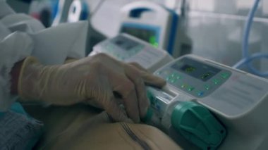Tıbbi havalandırma sistemi bir uzman tarafından düzenleniyor. Coronavirus, covid-19 pandemik konsept.