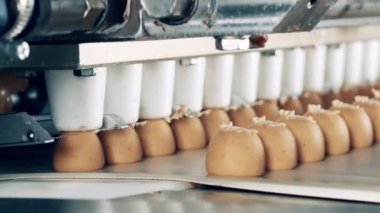 Şekerlemeler bir makine tarafından üretiliyor.