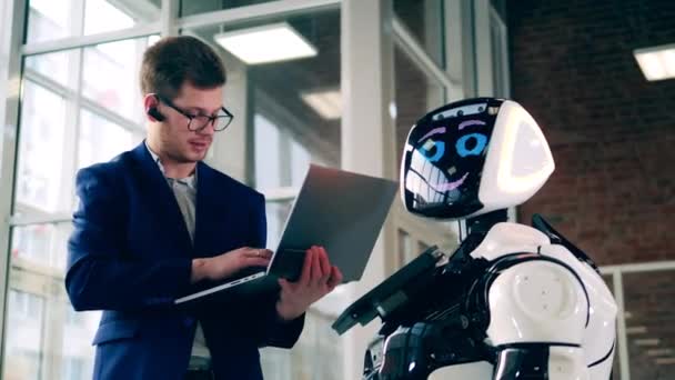 Cyborg e uomo d'affari stanno parlando attraverso il computer. Robot, cyborg oncept. — Video Stock