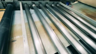 Üzerinde metal bir levha olan yuvarlanan bir taşıyıcı.