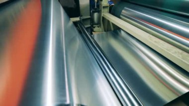 Metalik madde, dönen taşıyıcıdan geçiyor.