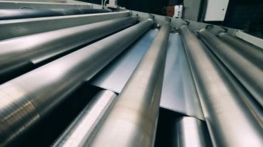 Altında metal bir panel olan yuvarlanan ışınlayıcı.