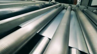 İçinden metal bir plaka geçen dönen taşıyıcı.