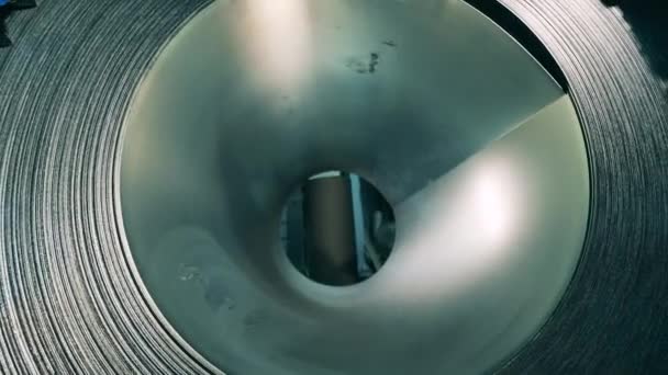 Металлические пластины, расположенные в цилиндрической форме — стоковое видео