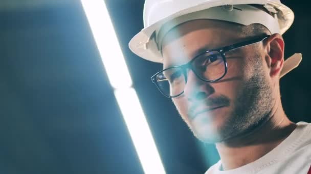 Πρόσωπο αρσενικού μηχανικού που φοράει γυαλιά σε κοντινό πλάνο — Αρχείο Βίντεο