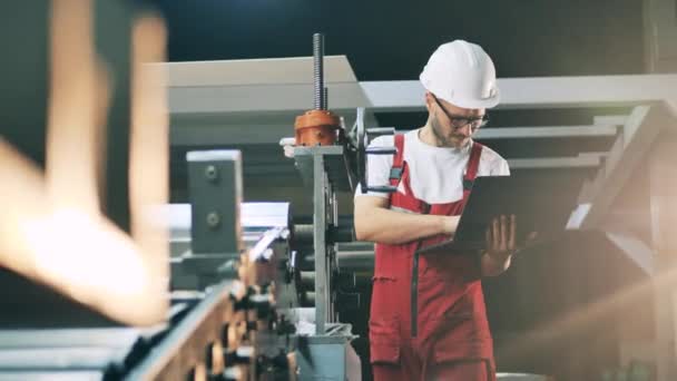 Especialista masculino está monitoreando el transportador de fábrica — Vídeos de Stock