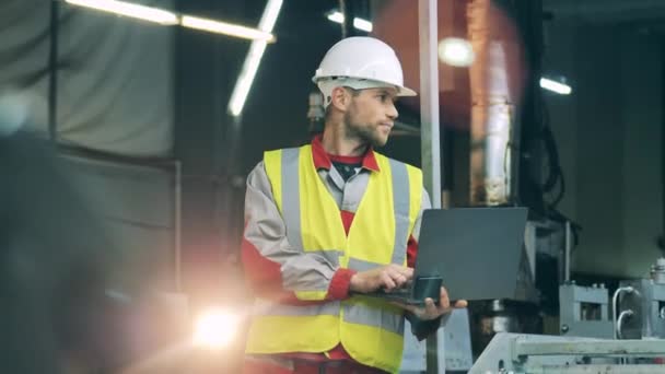 Especialista masculino está assistindo equipamentos de fábrica no trabalho — Vídeo de Stock