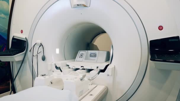 Máquina de ressonância magnética moderna instalada no hospital — Vídeo de Stock