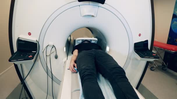 Пациент выходит из машины МРТ — стоковое видео
