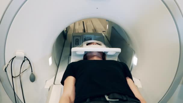 Patient is moving into a magnetic resonance tomograph — Stock Video