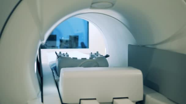 MRI maskin med ett rörligt bord visas från insidan — Stockvideo
