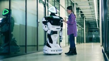 Genç kız insan benzeri bir robotu keşfediyor.