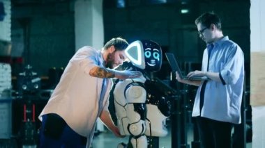 Askerler robotu kontrol edip tamir ediyor.