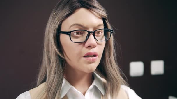Robot humano femenino está expresando emociones mientras habla — Vídeo de stock