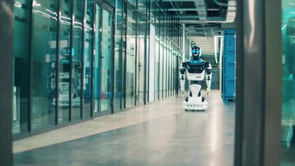 Robot végiglovagol az irodateremben. — Stock videók