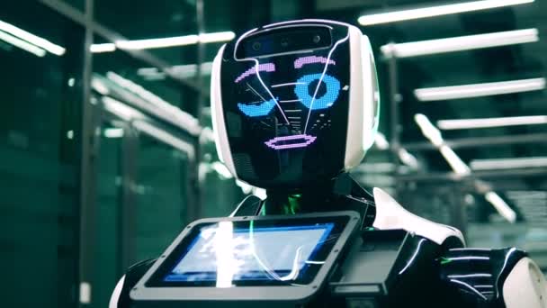A máquina robótica humana está a falar e a piscar. Ciborgue futurista, conceito de robô inovador. — Vídeo de Stock