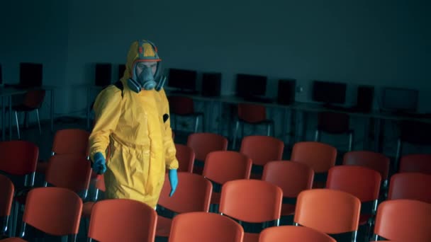 一个卫生工作者正在给计算机大厅消毒 — 图库视频影像