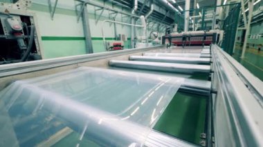 Şeffaf plastik taşıyıcıdan geçiyor.