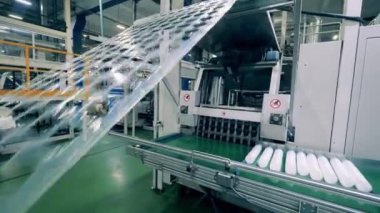 Makine kompleksi plastik bulaşık takımı üretiyor