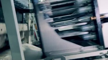 Fabrika makinesi plastik nakliye araçları taşıyor.