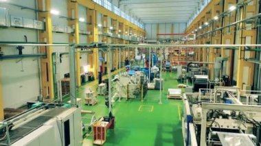 Plastik üretim fabrikası ekipmanla dolu.
